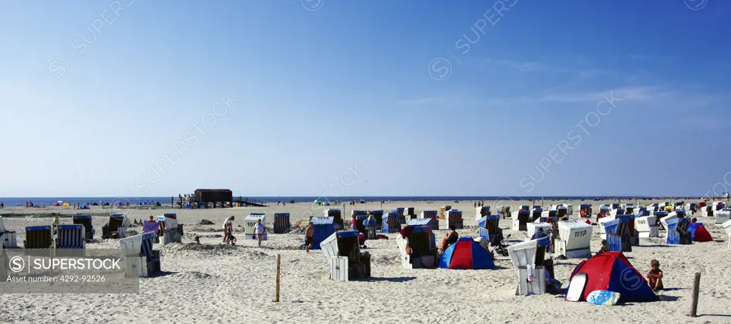 Germany, Schleswig-Holstein, people on beach during holiday season