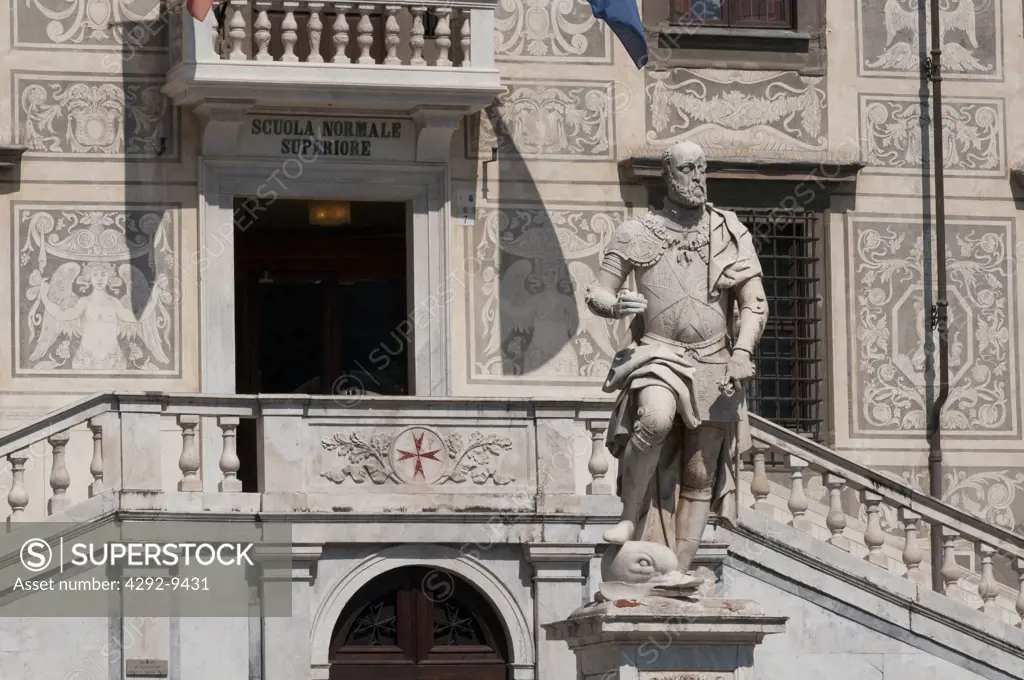 Italy, Tuscany, Pisa, Piazza dei Cavalieri, Statue Cosimo I Medici Background Palazzo della Carovana Scuola Normale University