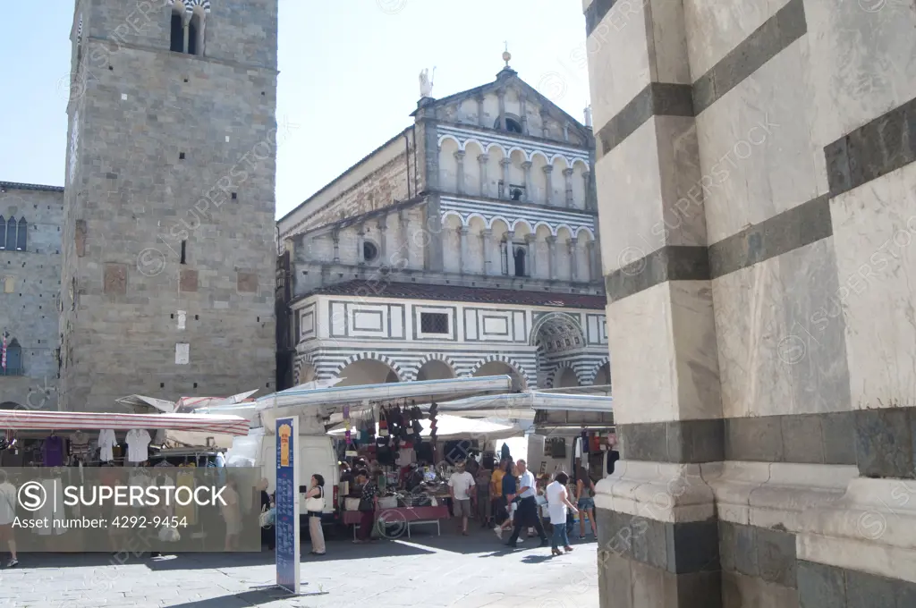 Italy, Tuscany, Pistoia, Piazza Duomo, San Zeno Cathedral an Market