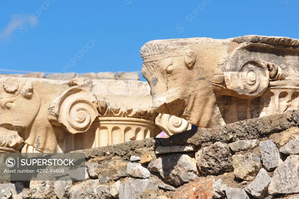 Turkey, Kusadasi, Ephesus, Historic Roman ruins, Statue