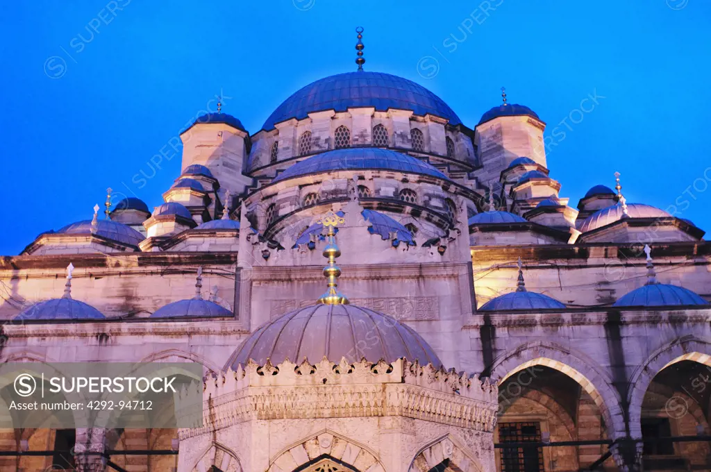 Turkey, Istanbul, the New Mosque, Yeni Cami at Dusk