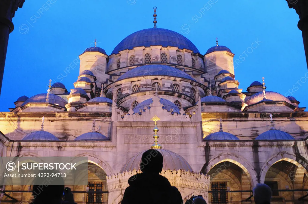Turkey, Istanbul, the New Mosque, Yeni Cami at Dusk
