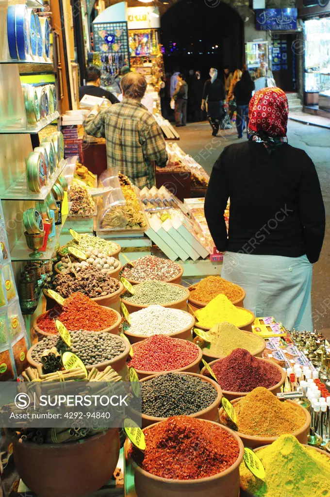 Turkey, Istanbul, Eminoenue, Spice Bazaar, Egyptian Bazaar, Display of Spices