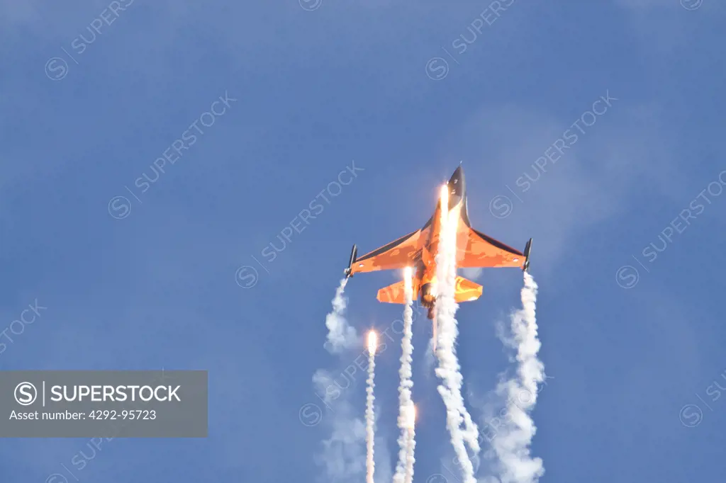 F-16 Fighting Falcon firing flares