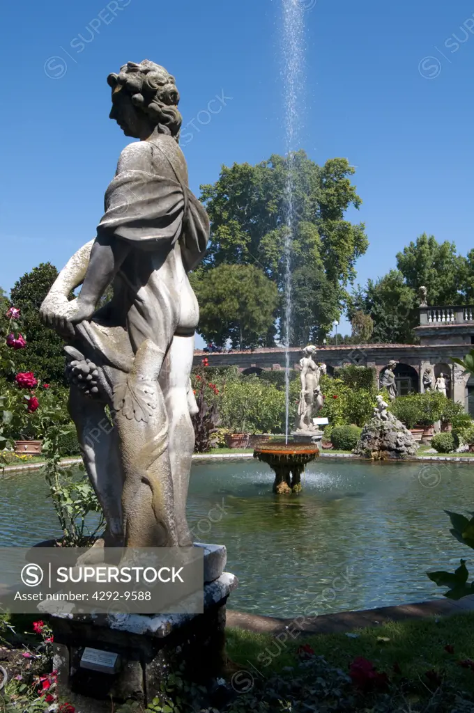 Italy, Tuscany, Lucca, Palazzo Pfanner, Garden, Fountain