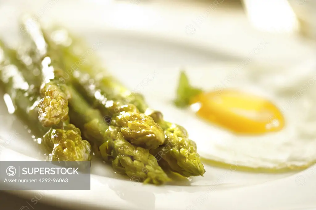 Green asparagus spears whit fried egg
