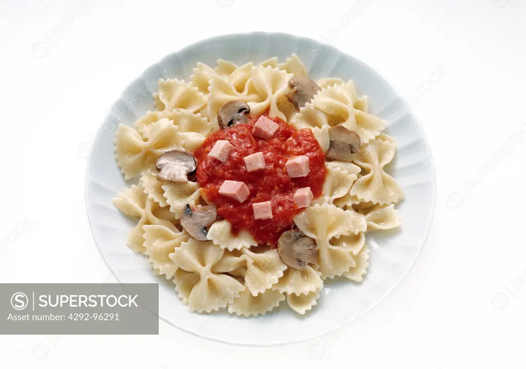 Pasta with tomato sauce, mushrooms and bacon