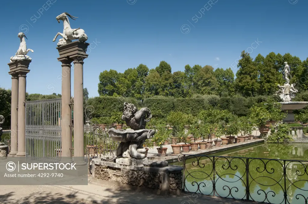 Italy, Tuscany, Florence, Giardino Dei Boboli Garden, Fountain