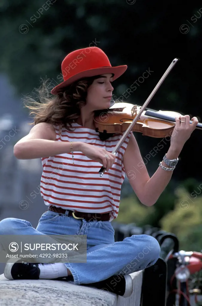 Girl playing violin in Paris