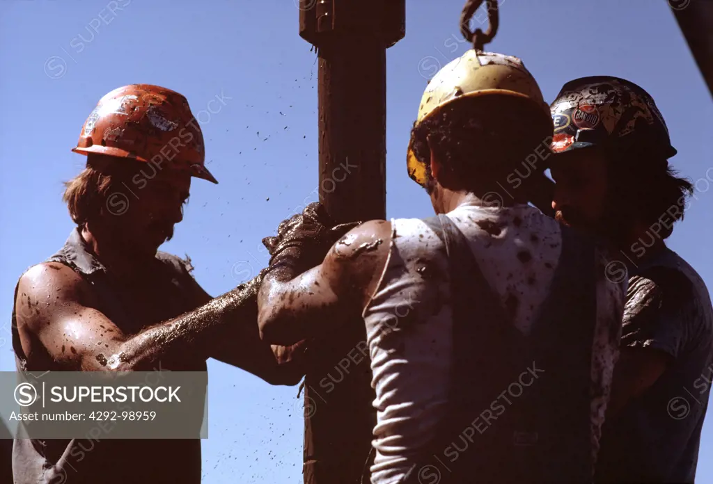 Oil rig workers 'roughnecks' working with drill pipe, Oklahoma, USA