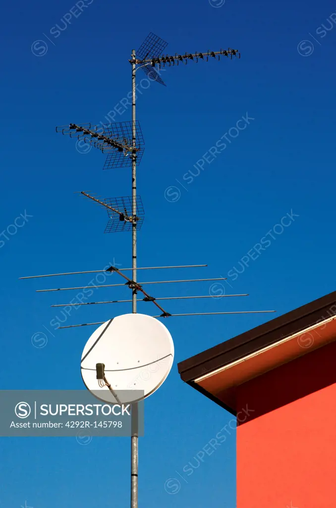 Antenna and satellite dish