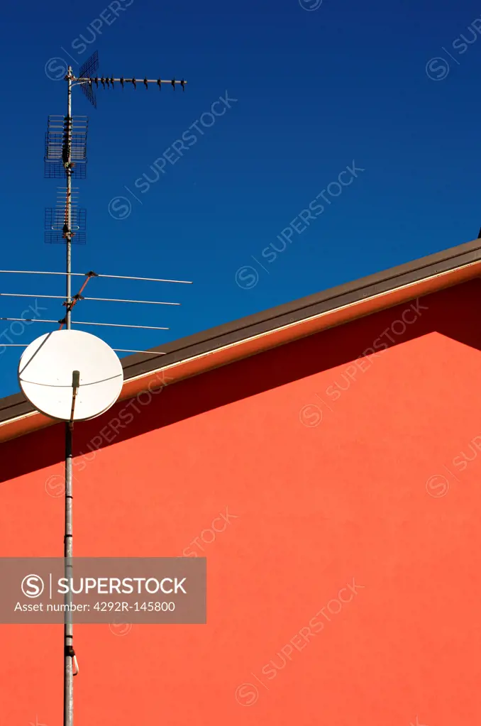 Antenna and satellite dish