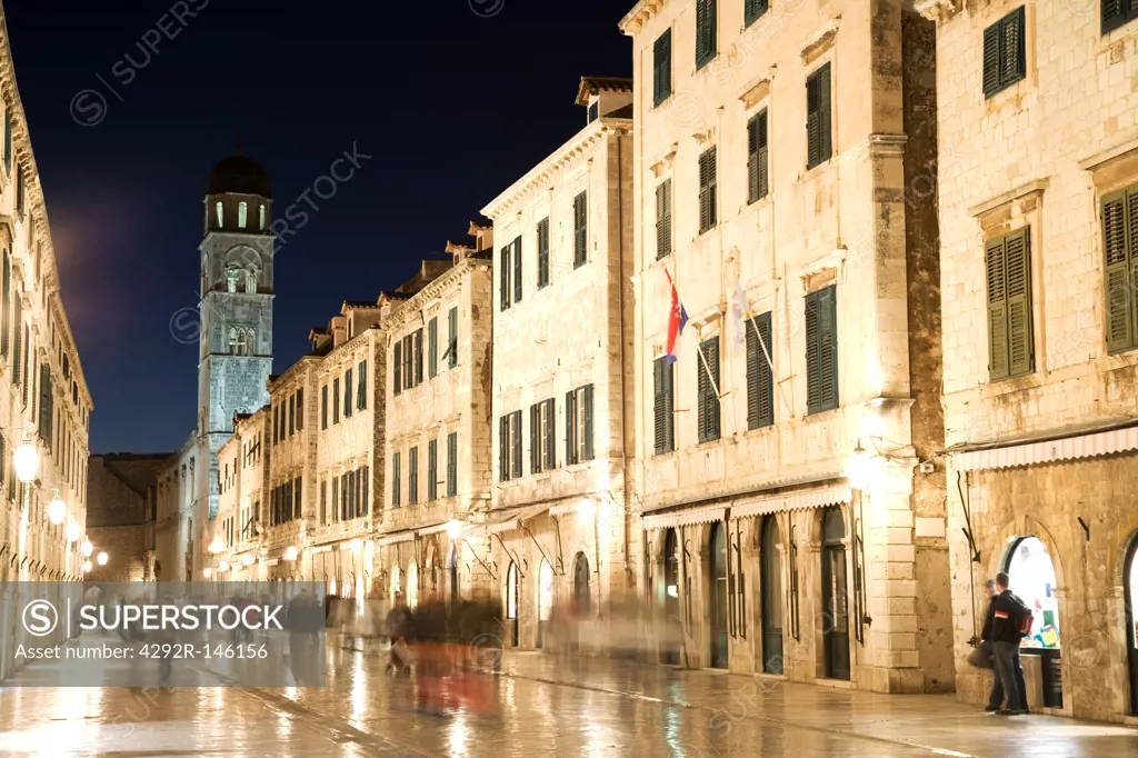 Croatia, Dubrovnik, street scene at dusk