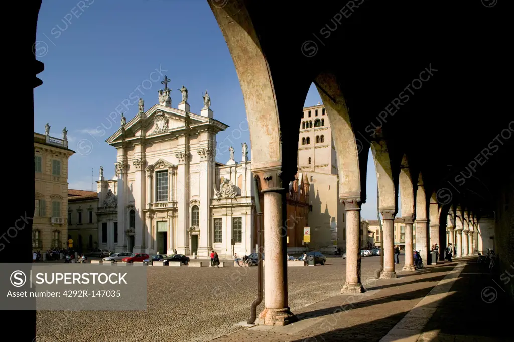 Italy, Lombardy, Mantova, Piazza Sordello and the Duomo