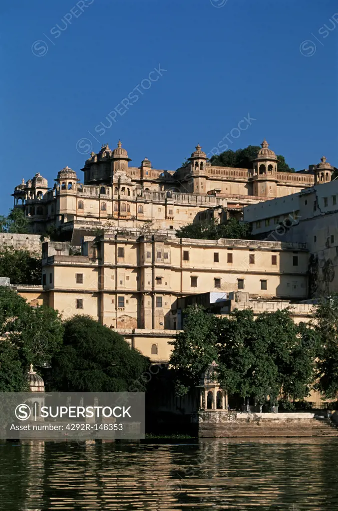 India, Rajasthan, Udaipur, view of the lake and palace