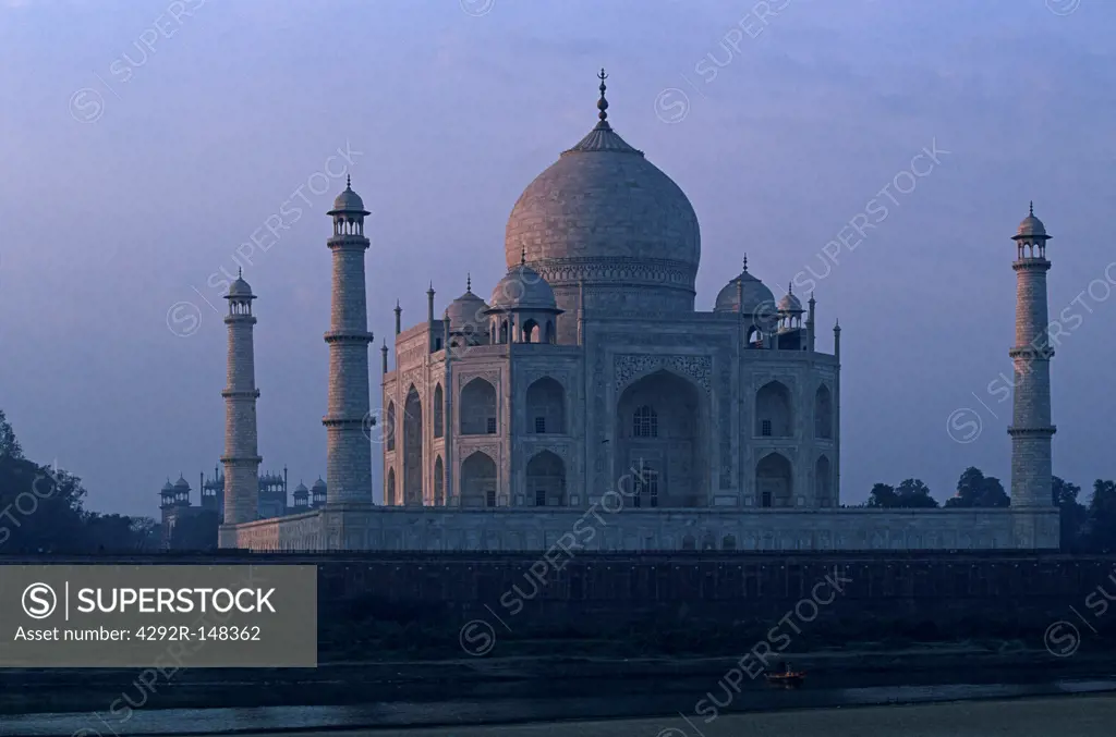India, State of Uttar Pradesh, Agra, Taj Mahal at dusk