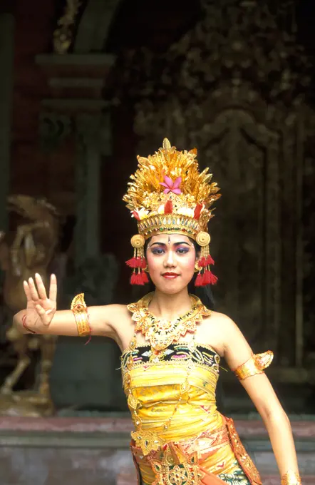 Indonesia, Bali, Ubud, Ramayana dance, Balinese dancer