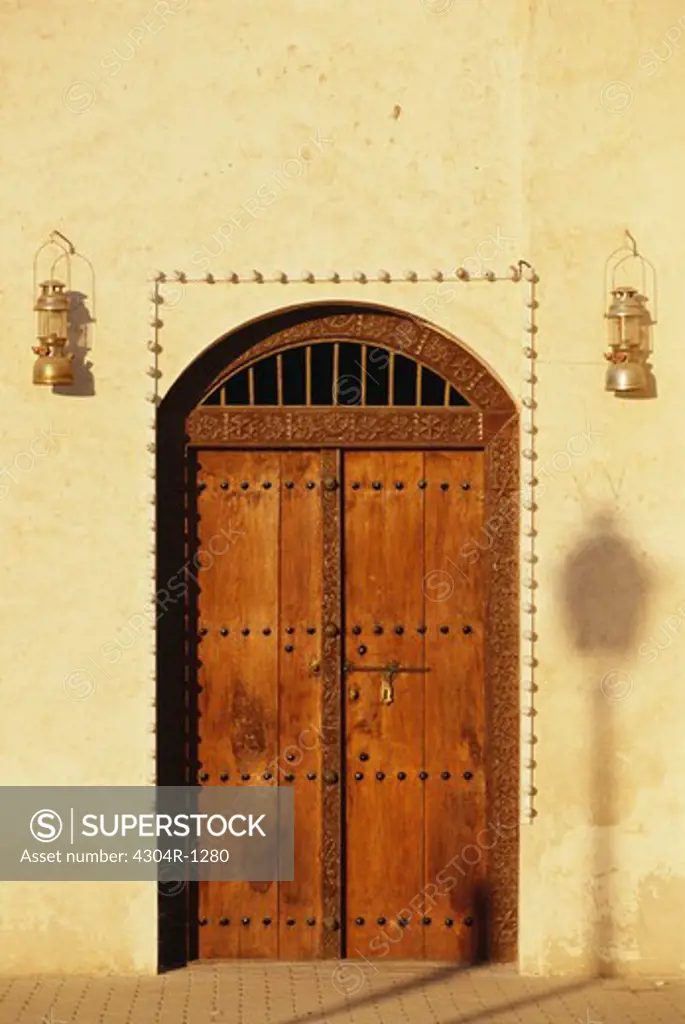 UAE-Dubai - traditional door with lanterns
