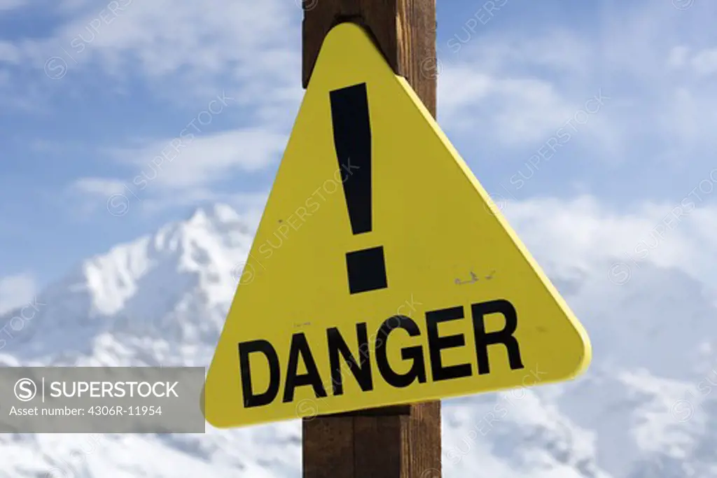 A warning sign on a ski slope in the alps.