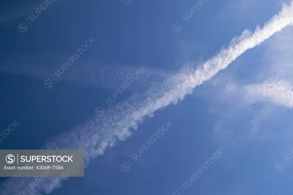 Vapour trail forming cross pattern in sky