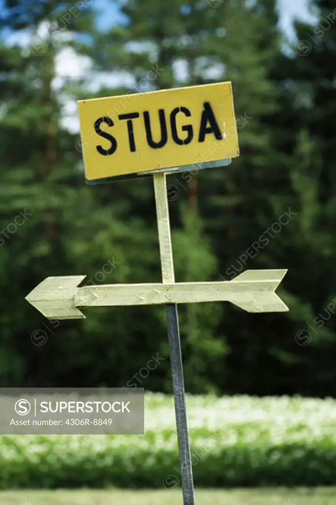 A sign with the text stuga (cottage) and an arrow.