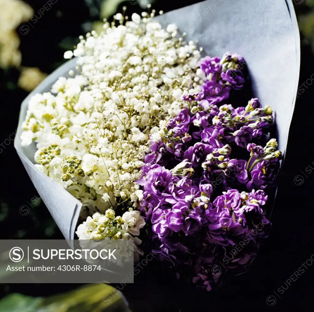 A flower bouquet with white and purple flowers, close-up.