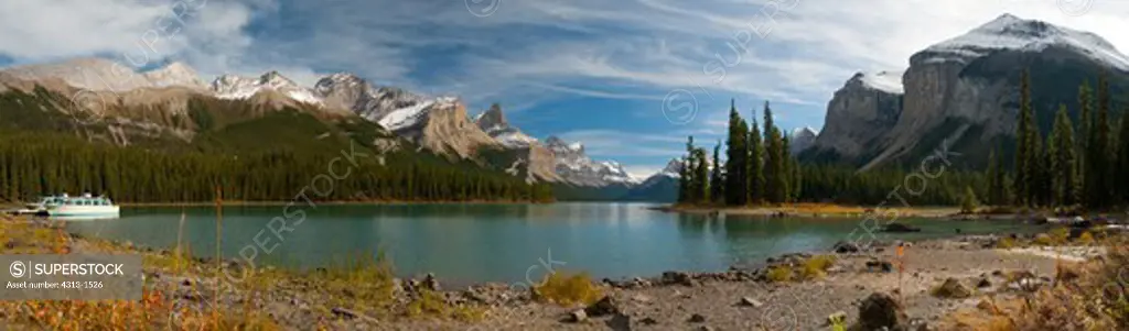 Canada, Jasper National Park, Panorama of Maligne Lake and Spirit Island