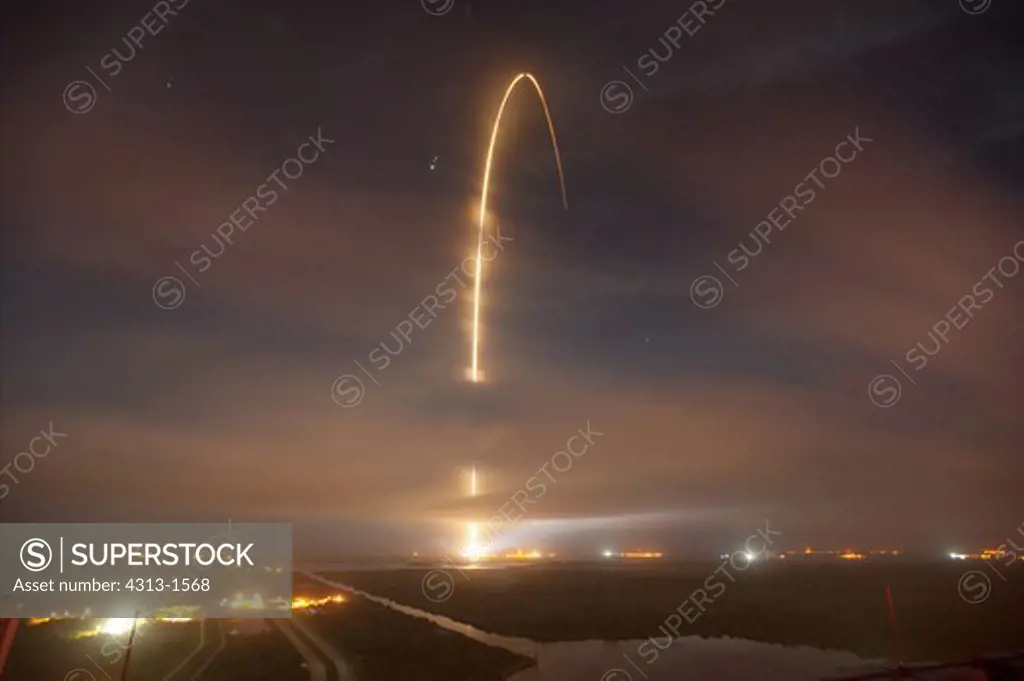 USA, Florida, Cape Canaveral, View of Atlas V (Atlas 5) rocket taking off on August 30, 2012