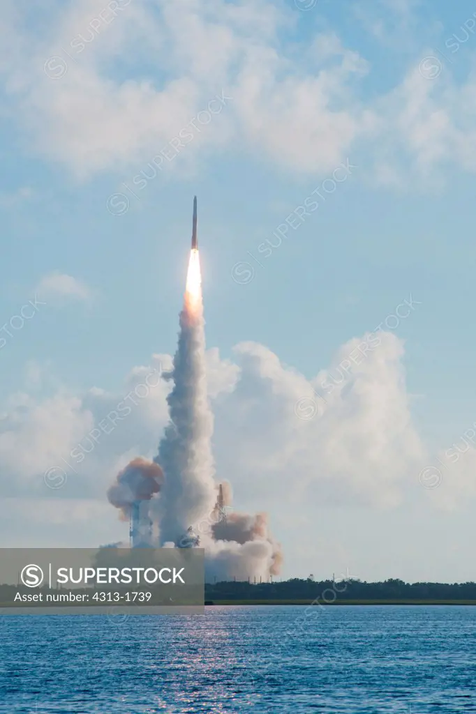 USA, Florida, Cape Canaveral, Space rocket taking off, A United Launch Alliance (ULA) Delta IV (Delta 4) rocket launches from Cape Canaveral with the latest Global Positioning System satellite, GPS IIF-3, on October 4, 2012.