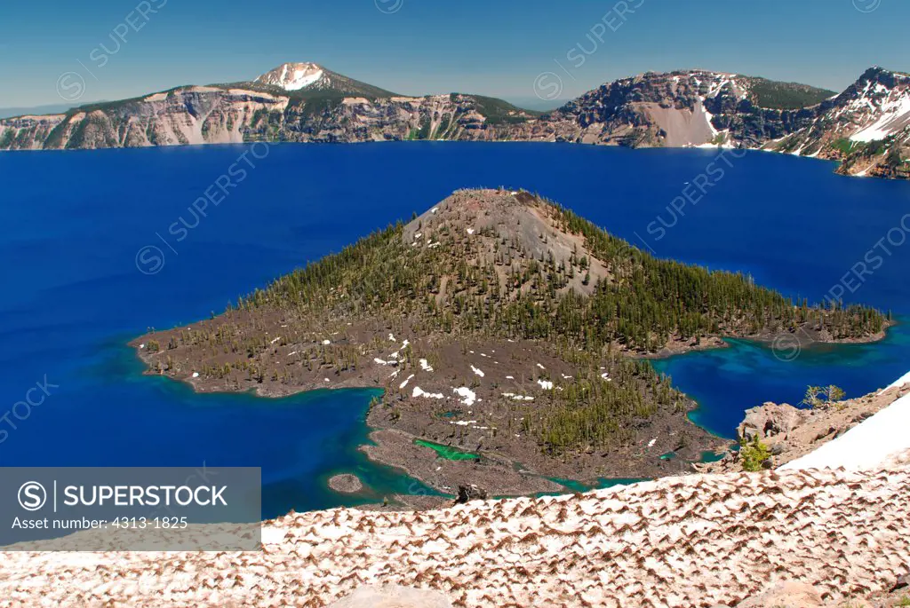 Wizard Island in Crater Lake, Crater Lake National Park, Oregon, USA