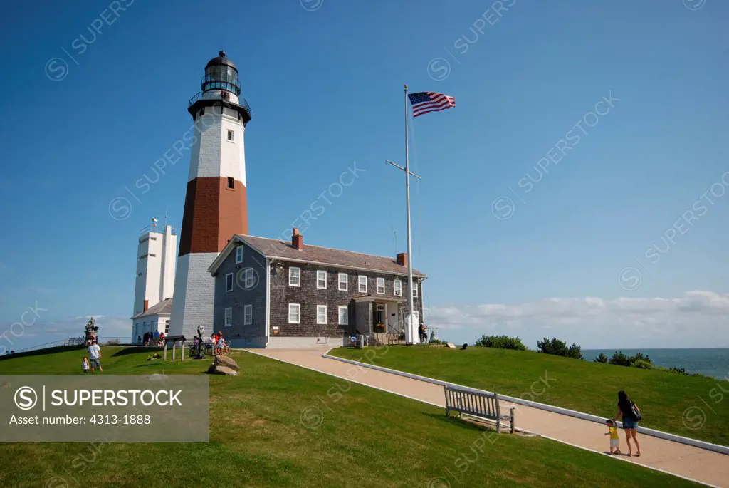Tourists approach the Montauk Point Lighthouse on Montauk Point State Park, Long Island, New York State, USA