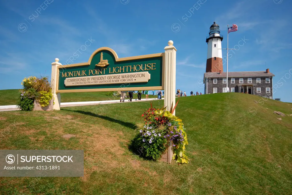 Welcome sign for visitors at the Montauk Point Lighthouse on Montauk Point State Park, Long Island, New York State, USA