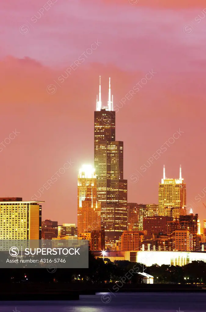 USA, Illinois, Chicago, Chicago skyline from shore of Lake Michigan
