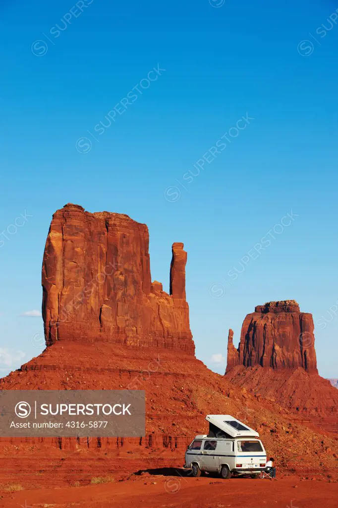USA, Arizona, Monument Valley, Camper Van below mitten buttes