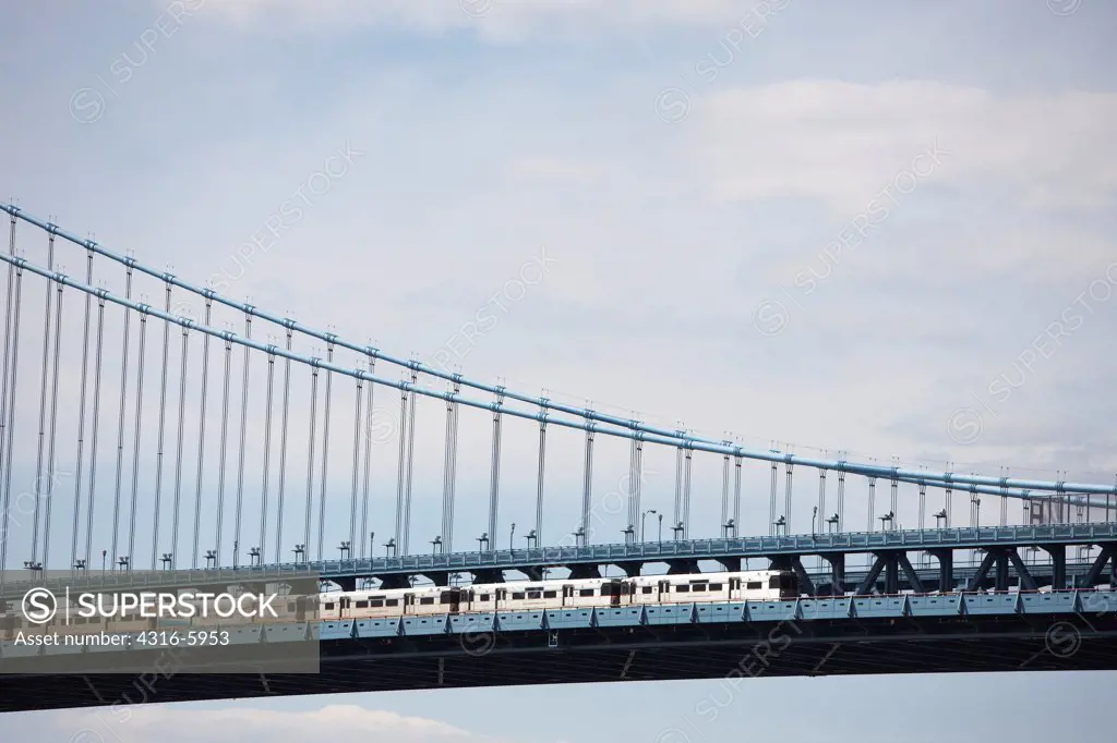 USA, Pennsylvania, New Jersey, Speedline train crossing Benjamin Franklin Bridge
