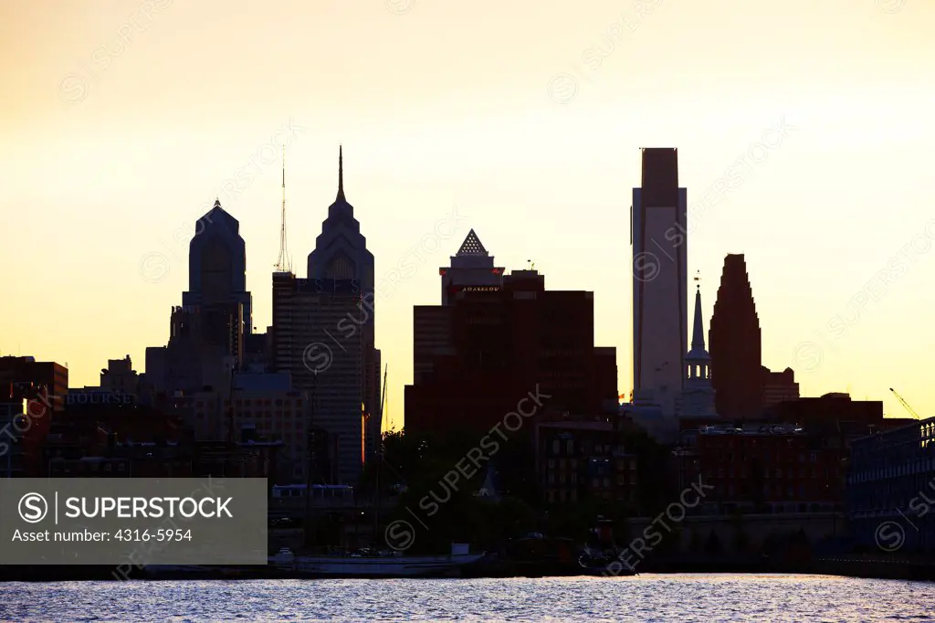 USA, Pennsylvania, Philadelphia, Silhouette of Philadelphia downtown above Delaware River