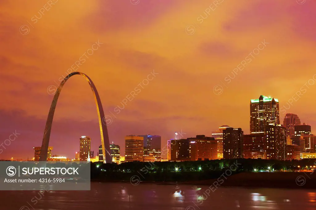 USA, Missouri, St. Louis, Dusk view of city skyline with Gateway Arch