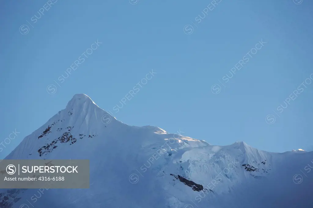 Nepal, Makalu-Barun National Park, Snow ridge and peak near Makalu