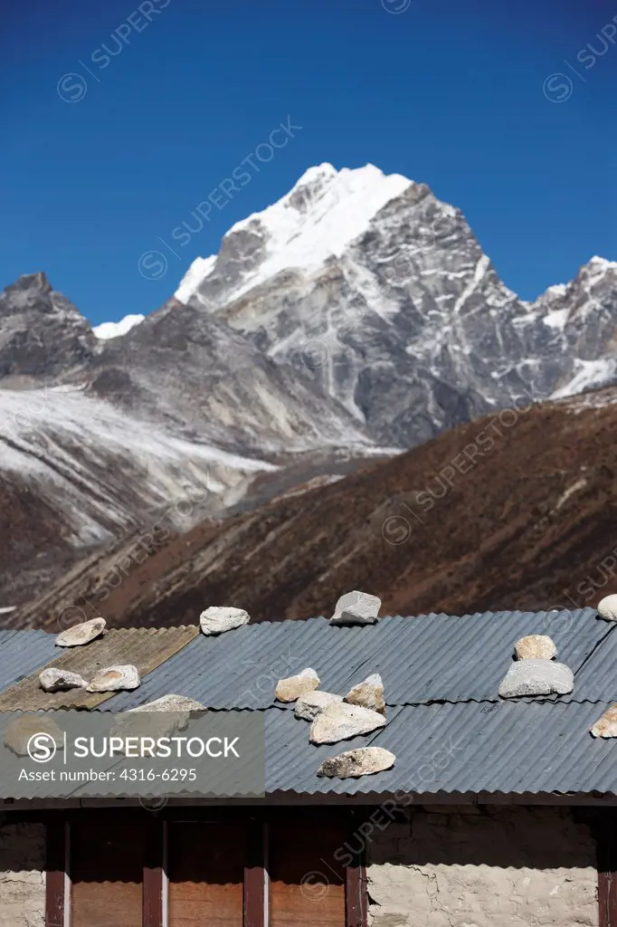 Nepal, Himalaya, Solukhumbu District, Khumbu, Periche Village, metal roof secured with large rocks