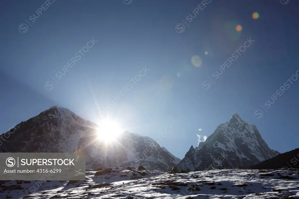 Nepal, Himalaya, Solukhumbu District, Khumbu, Sunrise over Himalayan peaks, lens flare