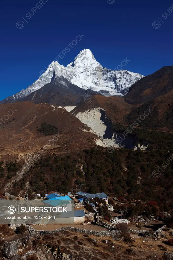 Nepal, Himalaya, Solukhumbu District, Khumbu, Pangboche Village below Ama Dablam mountain