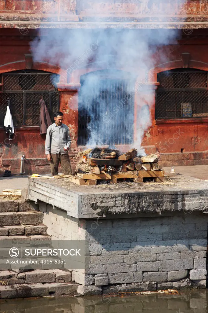 Nepal, Himalaya, Kathmandu, Pashupatinath Temple, cremation at riverbank