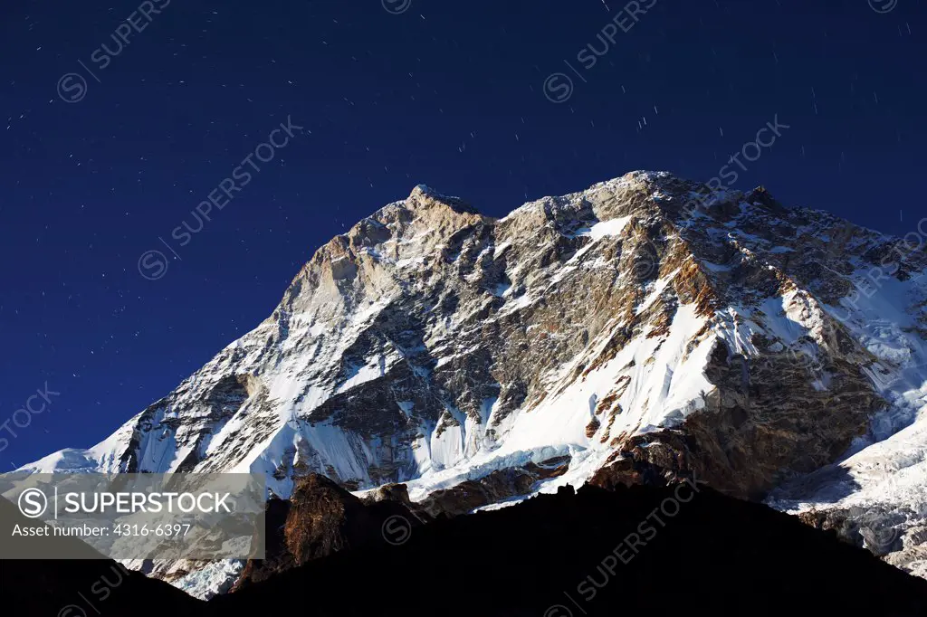 Nepal, Himalaya, Makalu-Barun National Park, snowcapped West face of Makalu