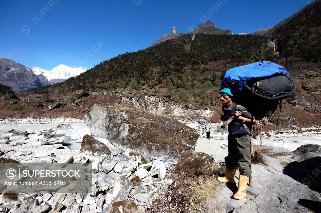 Nepal, Himalaya, Makalu-Barun National Park, Sherpa porter carrying load on his back