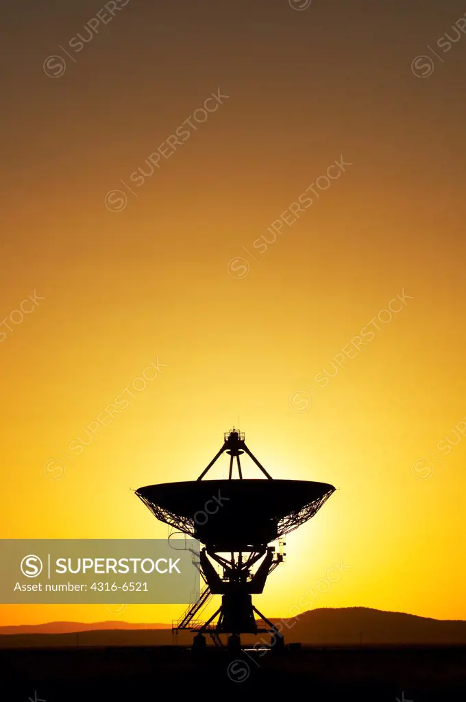 Radio telescope in a field, Very Large Array, National Radio Astronomy Observatory, Socorro, New Mexico, USA