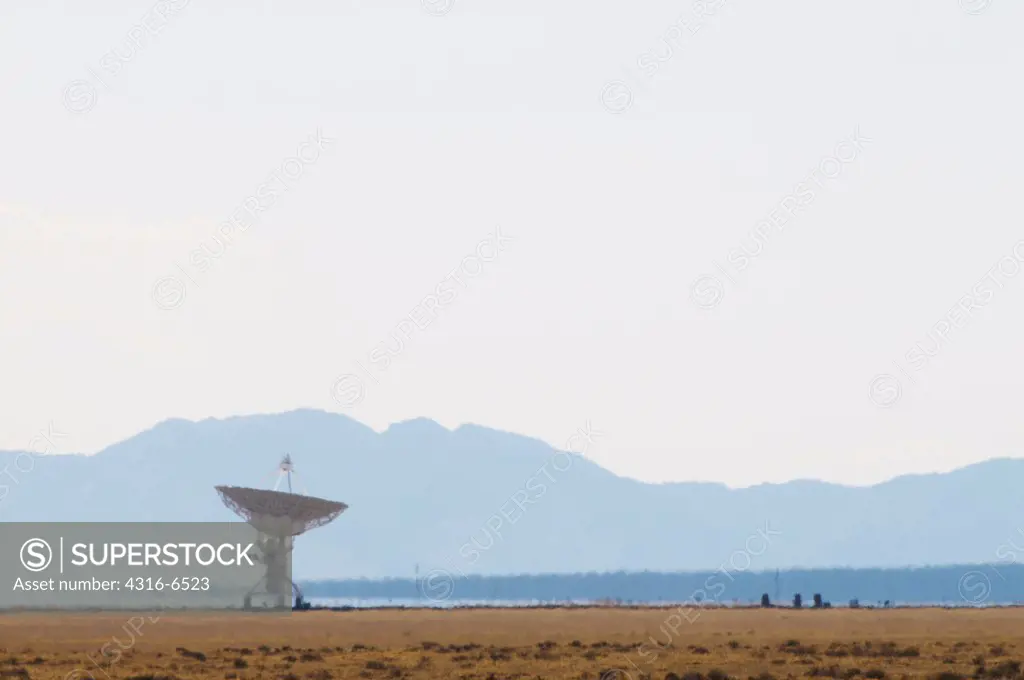 Radio telescope in a field, Very Large Array, National Radio Astronomy Observatory, Plains of San Agustin, Socorro, New Mexico, USA