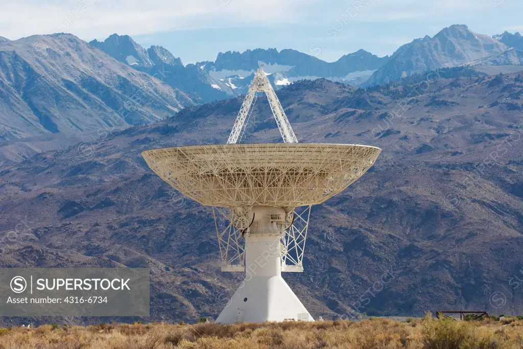Radio telescope of the Owens Valley Radio Observatory, Owens Valley, Big Pine, California, USA