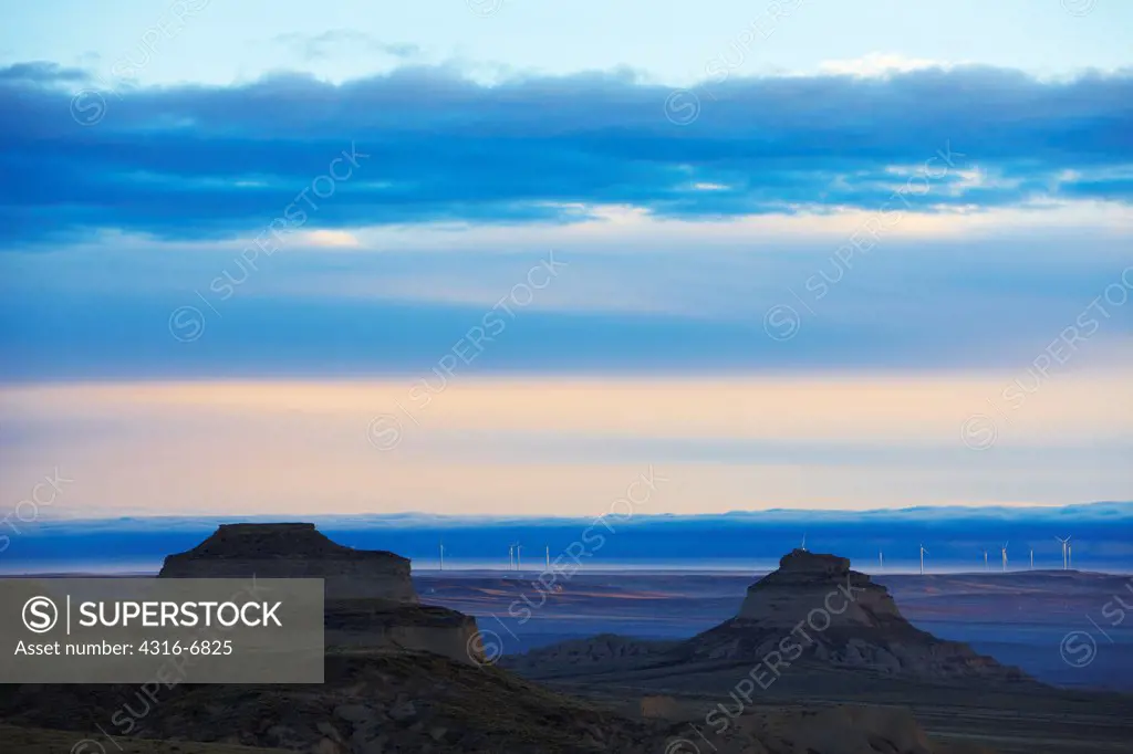USA, Colorado, Pawnee National Grassland, Pawnee Buttes and distant wind turbines