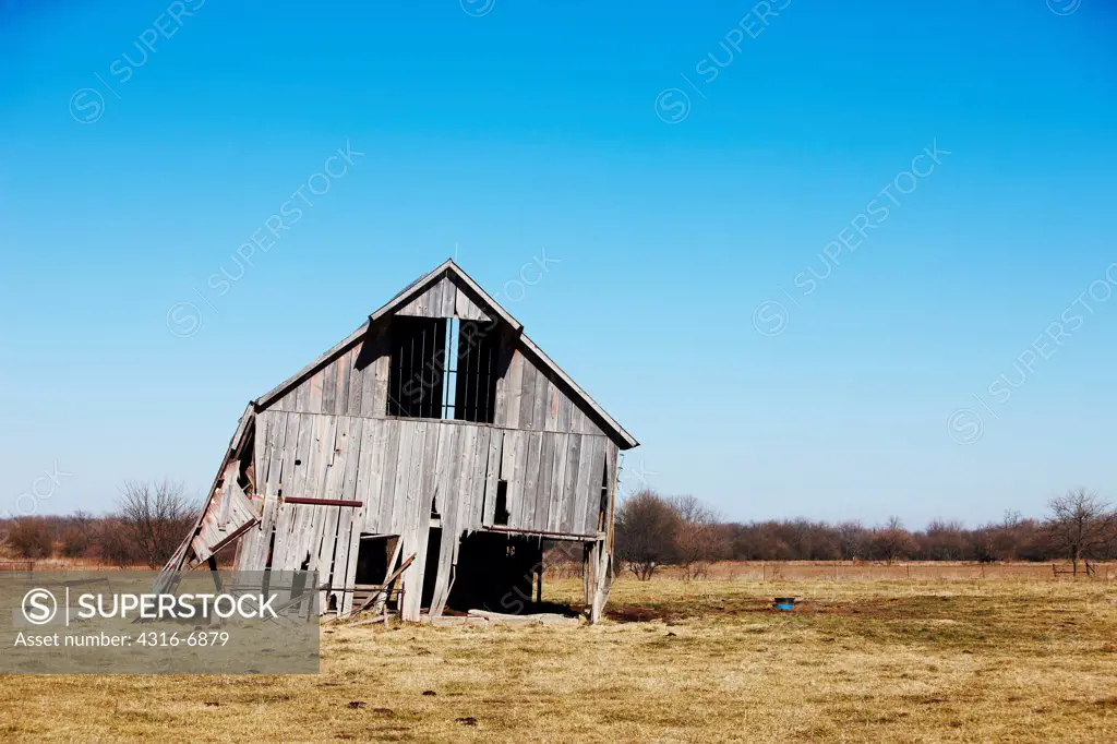 USA, Kansas, Old dilapidated barn