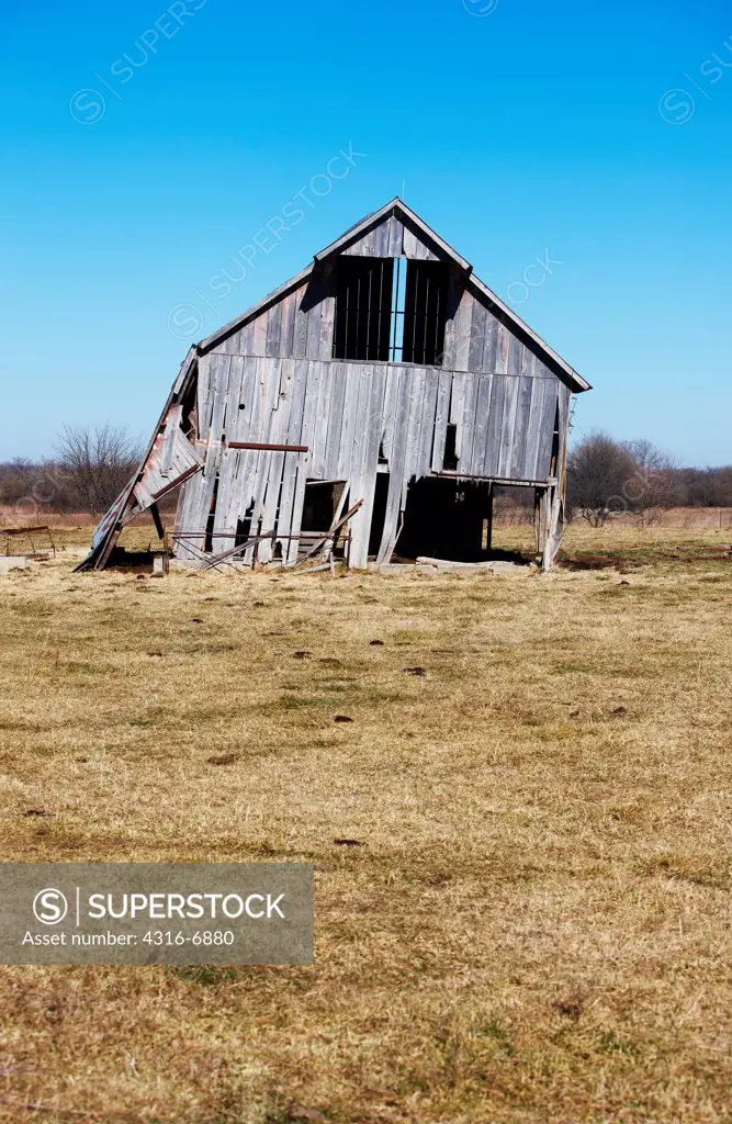 USA, Kansas, Old dilapidated barn